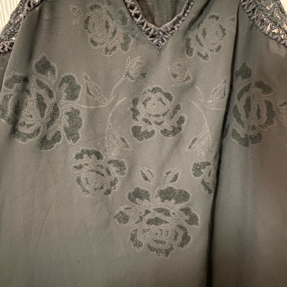 Taylor & Sage Black Sleeveless Floral Blouse - Picture 3 of 4